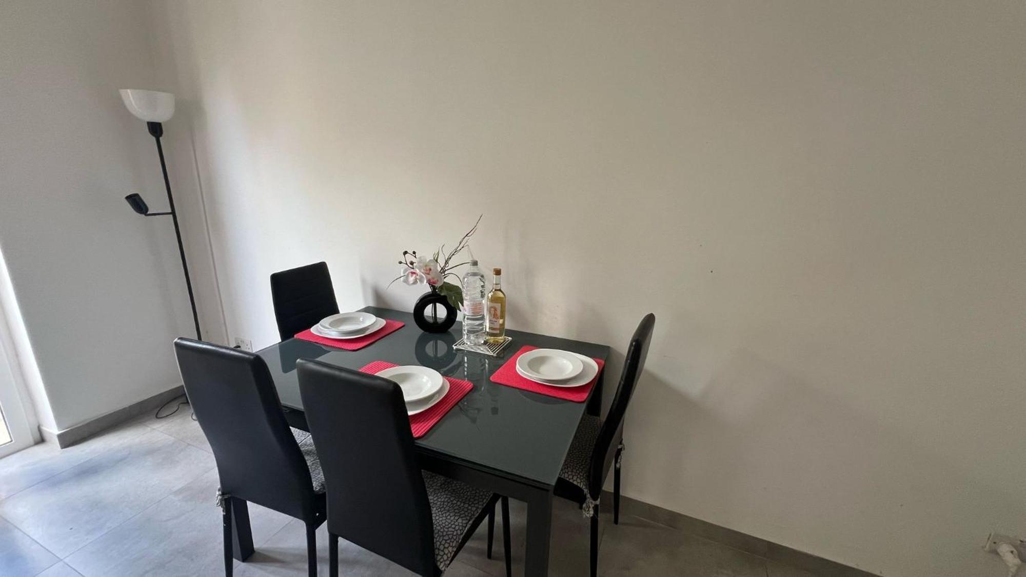 One Bedroom Tea Apartment Il-Gzira Esterno foto